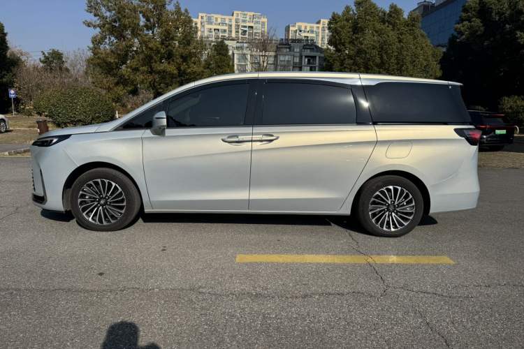 Used Buick GL8 New Energy 2025 Lu Shang Luxury Edition 7-Seater Exterior 4