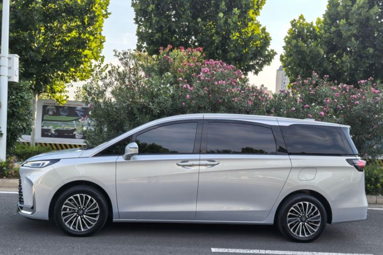 Used Buick GL8 New Energy 2025 Lu Shang Luxury Edition 7-Seater Exterior 5