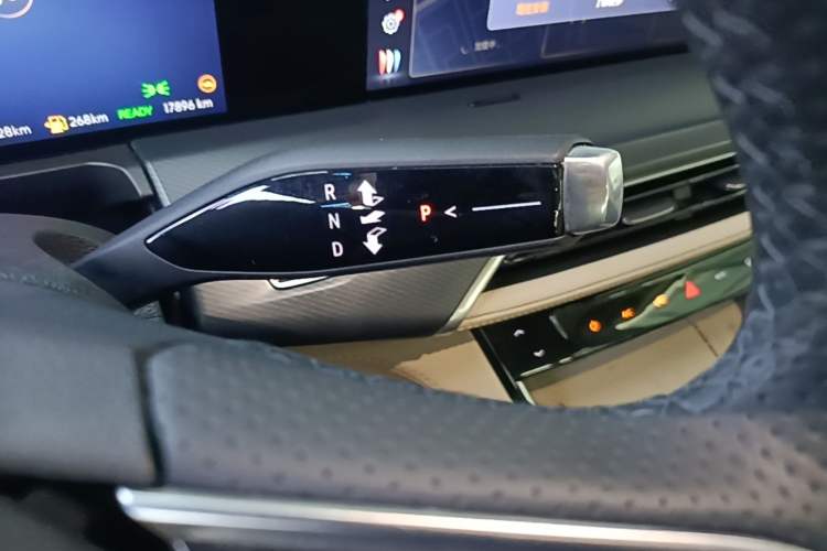 Used Buick GL8 New Energy 2025 Lu Shang Luxury Edition 7-Seater Gear Lever
