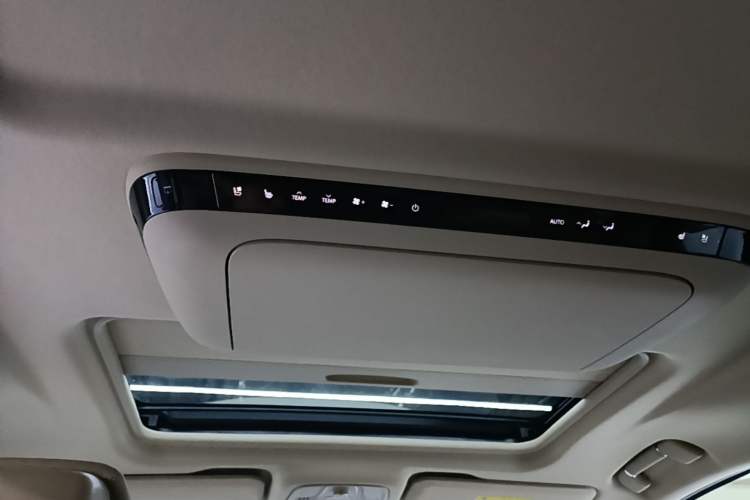 Used Buick GL8 New Energy 2025 Lu Shang Luxury Edition 7-Seater Headliner