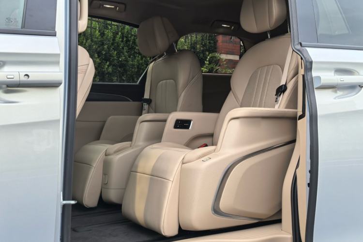 Used Buick GL8 New Energy 2025 Lu Shang Luxury Edition 7-Seater Interior 1