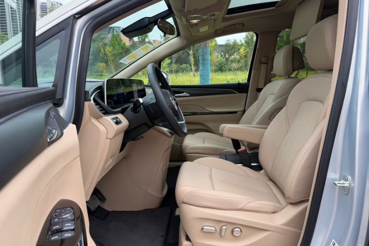 Used Buick GL8 New Energy 2025 Lu Shang Luxury Edition 7-Seater Interior 3