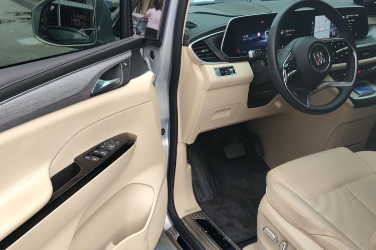 Used Buick GL8 New Energy 2025 Lu Shang Luxury Edition 7-Seater Interior 3