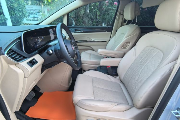 Used Buick GL8 New Energy 2025 Lu Shang Luxury Edition 7-Seater Interior 4