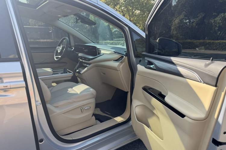 Used Buick GL8 New Energy 2025 Lu Shang Luxury Edition 7-Seater Interior 7