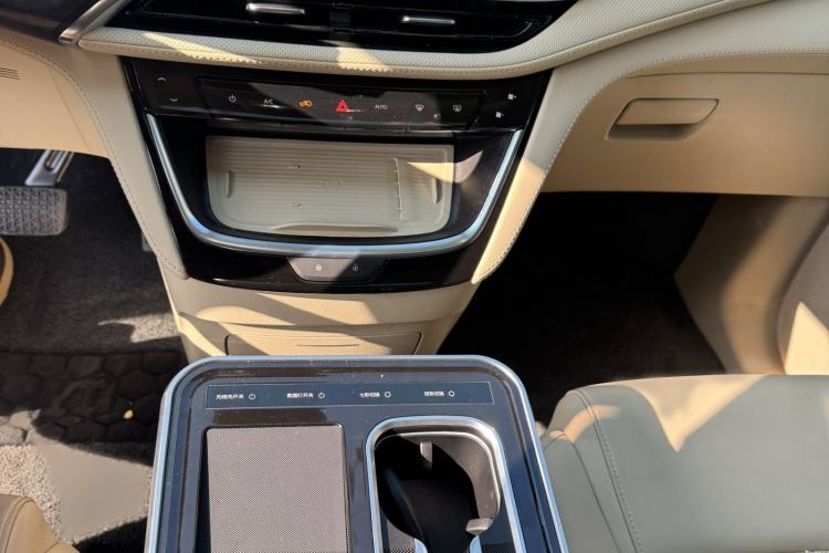 Used Buick GL8 New Energy 2025 Lu Shang Luxury Edition 7-Seater Interior 8