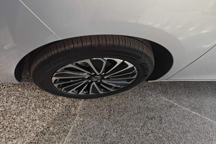 Used Buick GL8 New Energy 2025 Lushang First-Drive Edition 7-Seater Left Front Wheel Hub