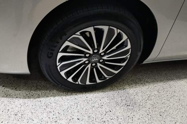 Used Buick GL8 New Energy 2025 Lu Shang Luxury Edition 7-Seater Left Front Wheel Hub