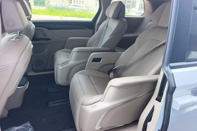 Used Buick GL8 New Energy 2025 Lu Shang Luxury Edition 7-Seater Left Rear Seat
