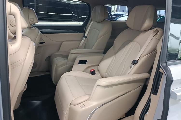 Used Buick GL8 New Energy 2025 Lu Shang Luxury Edition 7-Seater Left Rear Seat