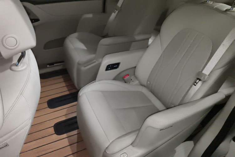 Used Buick GL8 New Energy 2025 Lushang First-Drive Edition 7-Seater Left Rear Seat