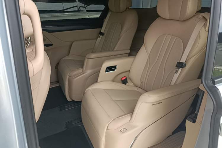 Used Buick GL8 New Energy 2025 Lu Shang Luxury Edition 7-Seater Left Rear Seat