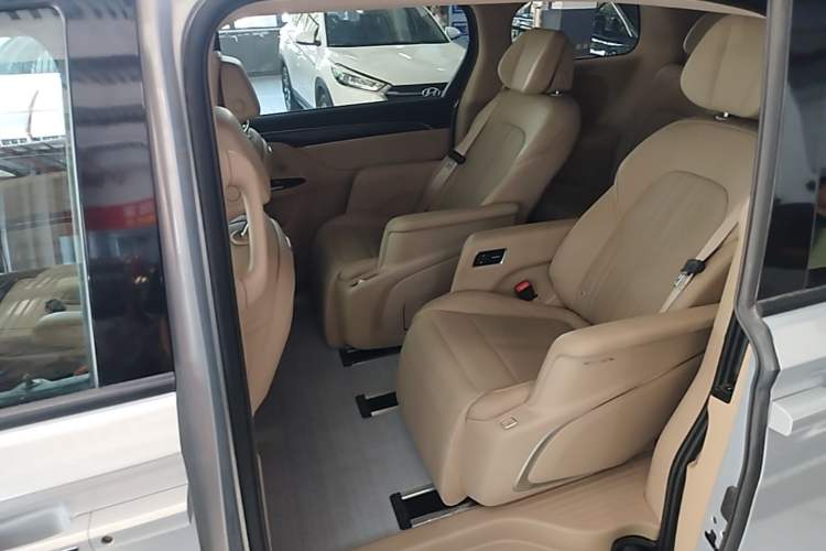 Used Buick GL8 New Energy 2025 Lu Shang Luxury Edition 7-Seater Left Rear Seat