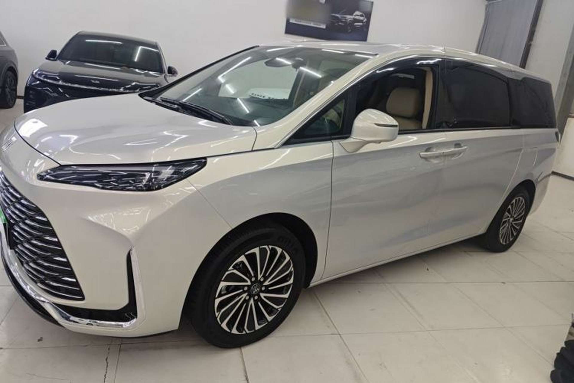 Used Buick GL8 New Energy 2025 Lu Shang Luxury Edition 7-Seater Left Side