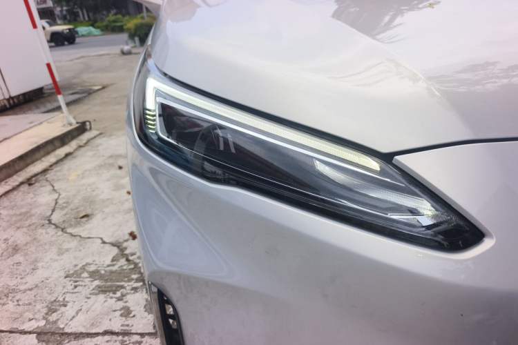 Used Buick GL8 New Energy 2025 Lushang First-Drive Edition 7-Seater Right Front Headlight