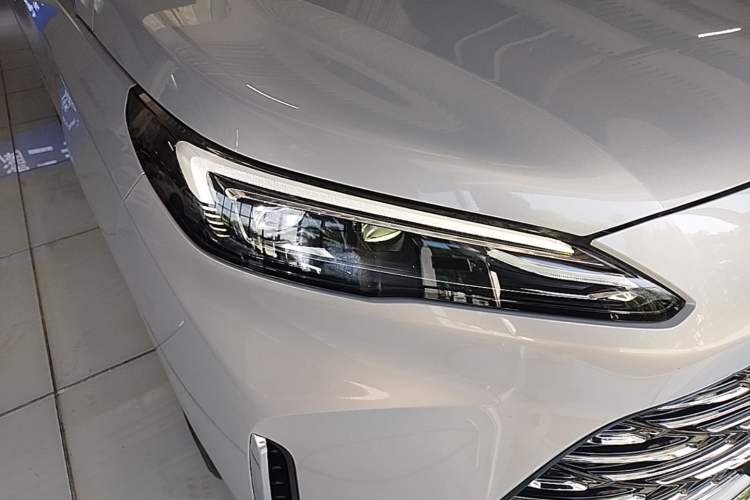 Used Buick GL8 New Energy 2025 Lu Shang Luxury Edition 7-Seater Right Front Headlight