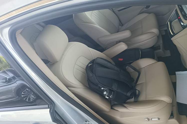 Used Buick GL8 New Energy 2025 Lu Shang Luxury Edition 7-Seater Right Front Seat