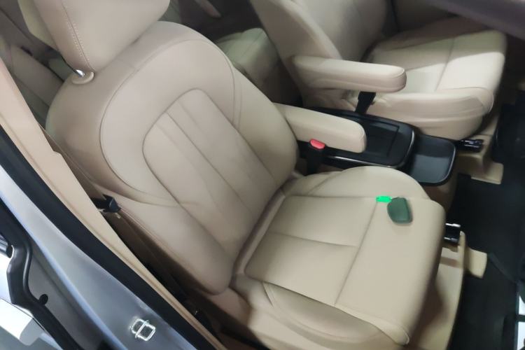 Used Buick GL8 New Energy 2025 Lu Shang Luxury Edition 7-Seater Right Front Seat