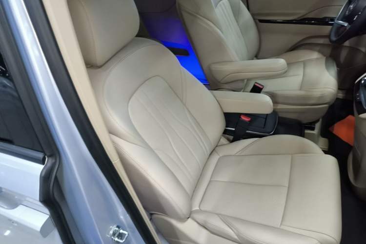 Used Buick GL8 New Energy 2025 Lu Shang Luxury Edition 7-Seater Right Front Seat