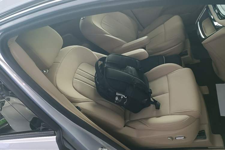 Used Buick GL8 New Energy 2025 Lu Shang Luxury Edition 7-Seater Right Front Seat