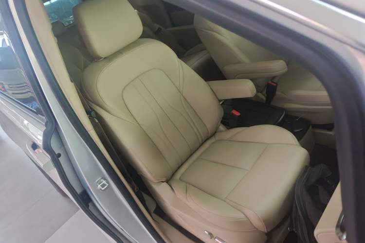 Used Buick GL8 New Energy 2025 Lu Shang Luxury Edition 7-Seater Right Front Seat