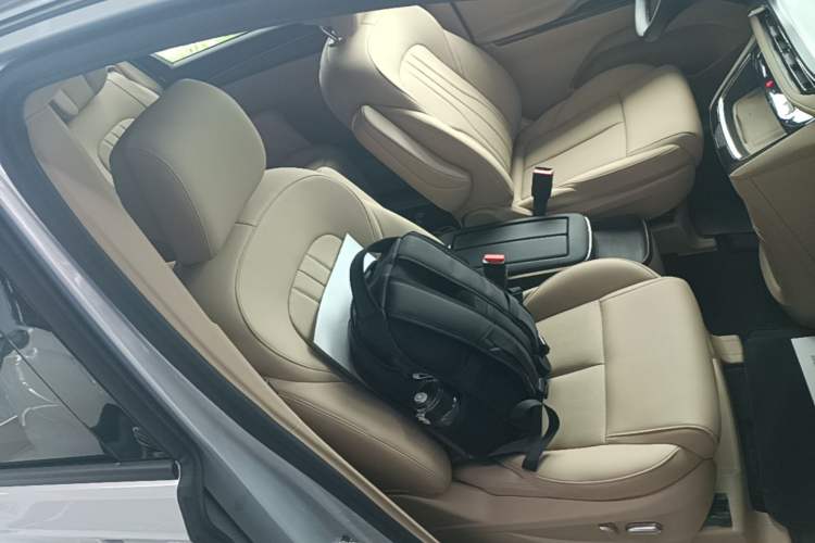 Used Buick GL8 New Energy 2025 Lu Shang Luxury Edition 7-Seater Right Front Seat