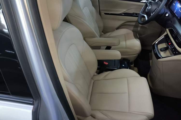 Used Buick GL8 New Energy 2025 Lu Shang Luxury Edition 7-Seater Right Front Seat