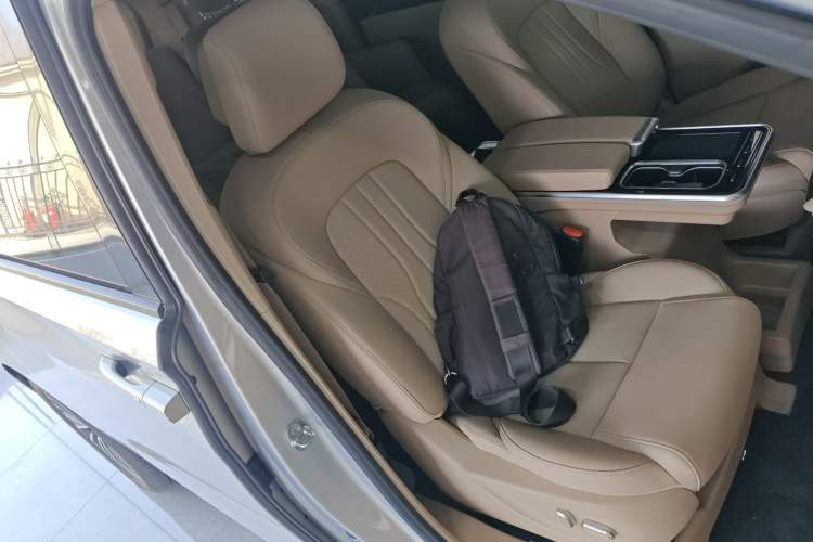 Used Buick GL8 New Energy 2025 Lu Shang Luxury Edition 7-Seater Right Front Seat