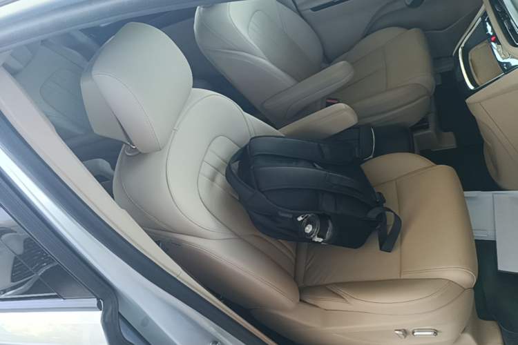 Used Buick GL8 New Energy 2025 Lu Shang Luxury Edition 7-Seater Right Front Seat