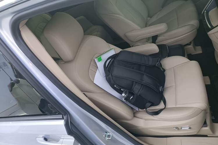 Used Buick GL8 New Energy 2025 Lu Shang Luxury Edition 7-Seater Right Front Seat