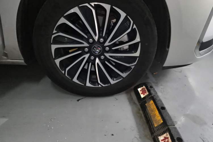 Used Buick GL8 New Energy 2025 Lushang First-Drive Edition 7-Seater Right Front Wheel Hub