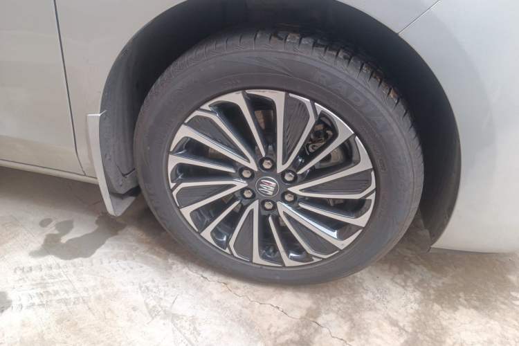 Used Buick GL8 New Energy 2025 Lu Shang Smart Enjoyment Edition 7-Seater Right Front Wheel Hub