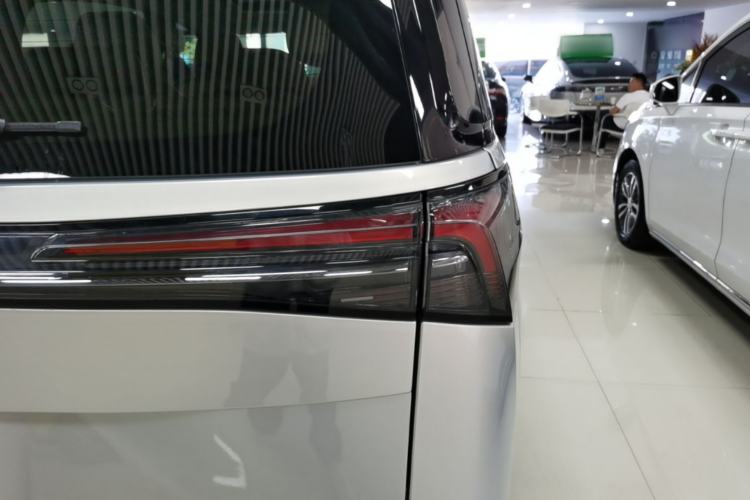 Used Buick GL8 New Energy 2025 Lu Shang Smart Enjoyment Edition 7-Seater Right Rear Taillight