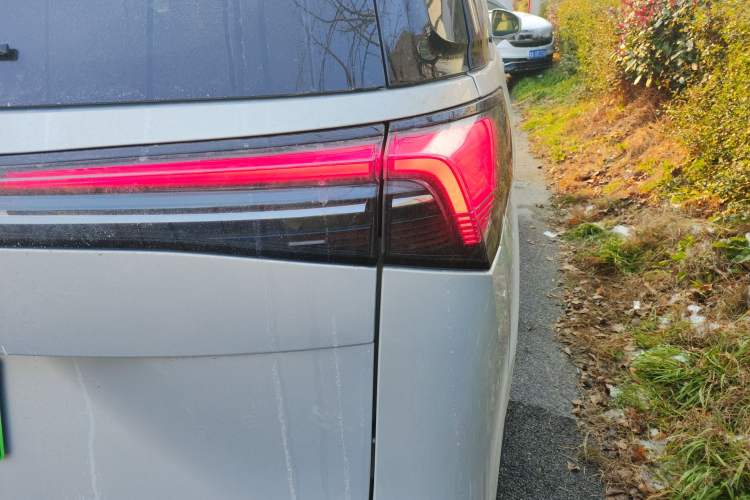 Used Buick GL8 New Energy 2025 Lu Shang Luxury Edition 7-Seater Right Rear Taillight