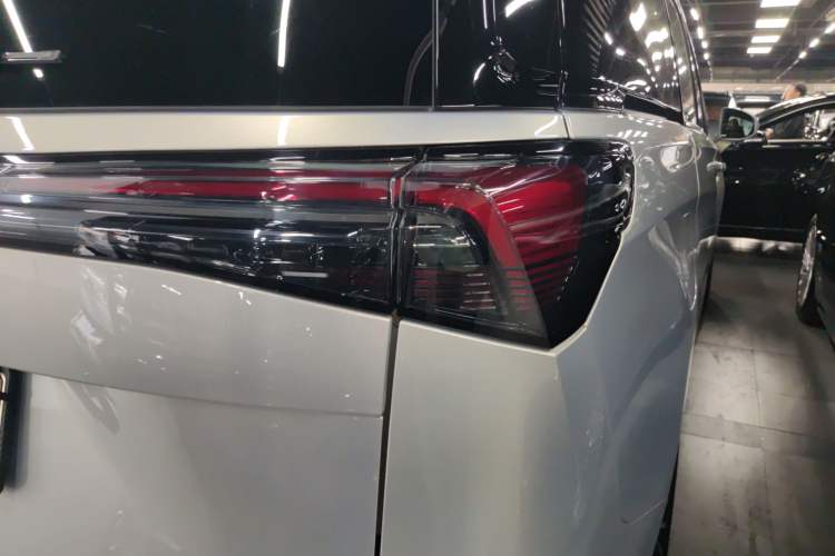 Used Buick GL8 New Energy 2025 Lu Shang Luxury Edition 7-Seater Right Rear Taillight