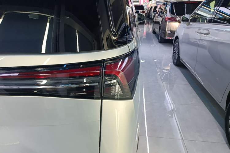 Used Buick GL8 New Energy 2025 Lu Shang Luxury Edition 7-Seater Right Rear Taillight