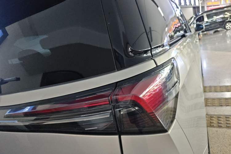 Used Buick GL8 New Energy 2025 Lu Shang Smart Enjoyment Edition 7-Seater Right Rear Taillight