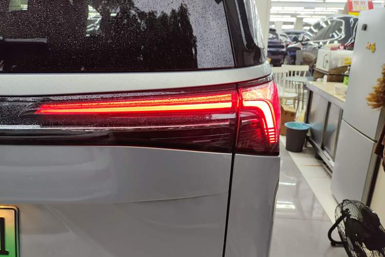 Used Buick GL8 New Energy 2025 Lu Shang Luxury Edition 7-Seater Right Rear Taillight