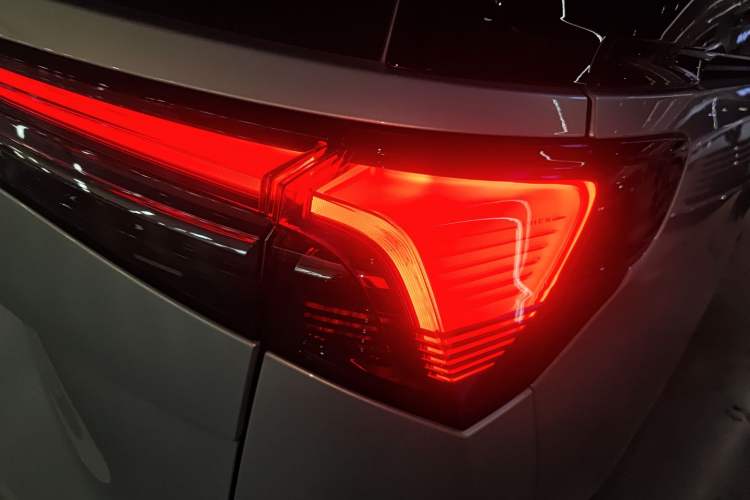 Used Buick GL8 New Energy 2025 Lushang First-Drive Edition 7-Seater Right Rear Taillight