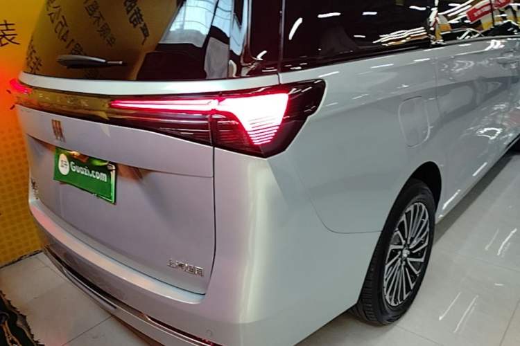 Used Buick GL8 New Energy 2025 Lu Shang Smart Enjoyment Edition 7-Seater Right Rear Taillight