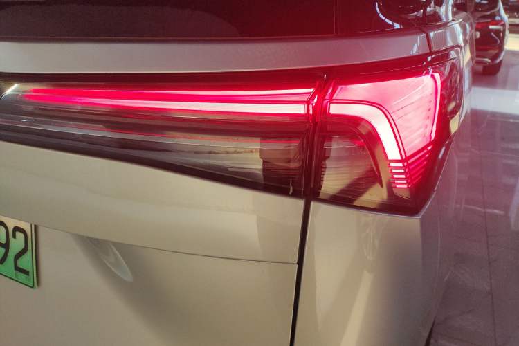 Used Buick GL8 New Energy 2025 Lu Shang Luxury Edition 7-Seater Right Rear Taillight