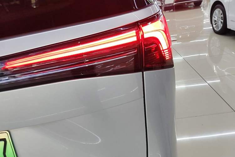 Used Buick GL8 New Energy 2025 Lushang First-Drive Edition 7-Seater Right Rear Taillight
