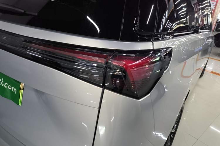 Used Buick GL8 New Energy 2025 Lu Shang Luxury Edition 7-Seater Right Rear Taillight