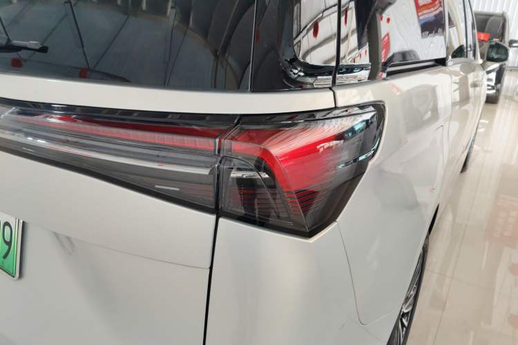 Used Buick GL8 New Energy 2025 Lu Shang Luxury Edition 7-Seater Right Rear Taillight