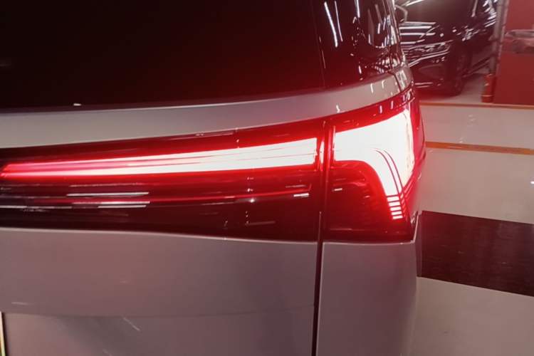 Used Buick GL8 New Energy 2025 Lu Shang Luxury Edition 7-Seater Right Rear Taillight