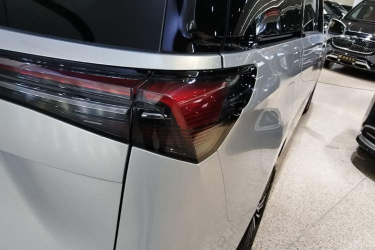 Used Buick GL8 New Energy 2025 Lu Shang Luxury Edition 7-Seater Right Rear Taillight