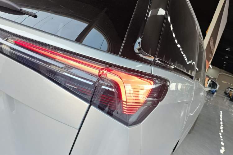 Used Buick GL8 New Energy 2025 Lu Shang Luxury Edition 7-Seater Right Rear Taillight