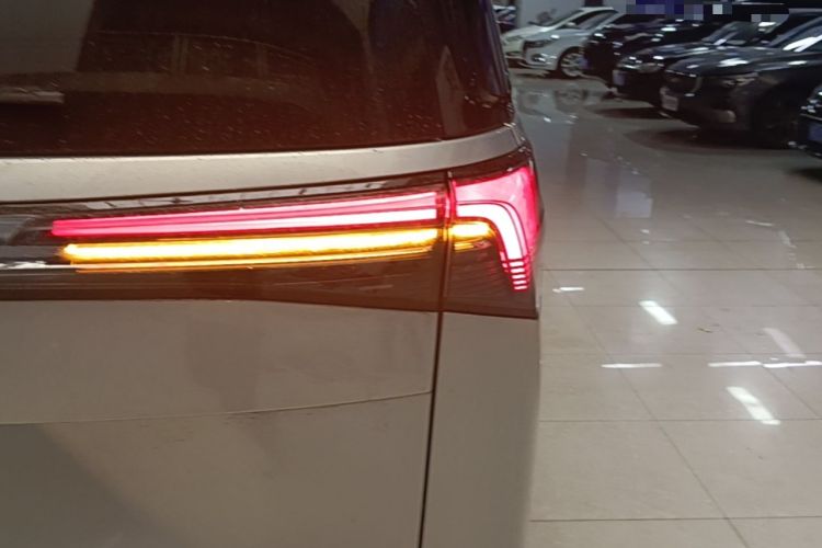Used Buick GL8 New Energy 2025 Lu Shang Luxury Edition 7-Seater Right Rear Taillight