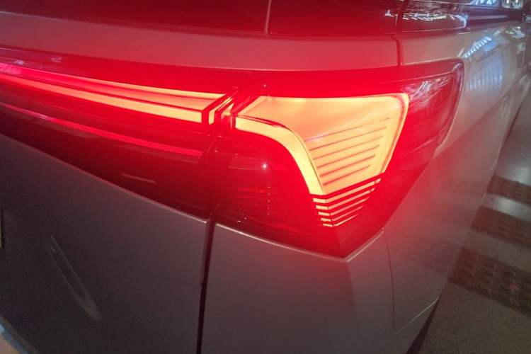 Used Buick GL8 New Energy 2025 Lu Shang Luxury Edition 7-Seater Right Rear Taillight