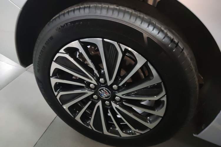 Used Buick GL8 New Energy 2025 Lu Shang Luxury Edition 7-Seater Right Rear Wheel Hub